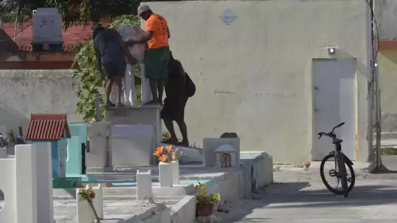 Víctor Poot y Román Peraza preparan una fosa para un entierro en el cementerio general Víctor Poot y Román Peraza preparan una fosa para un entierro en el cementerio general