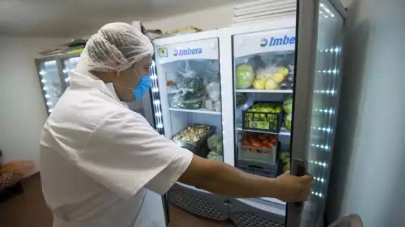 Las empresas de Corporativo Kosmos alimentan a los enfermos que duermen en el IMSS, a los niños en guarderías del DIF, entre otros Las empresas de Corporativo Kosmos alimentan a los enfermos que duermen en el IMSS, a los niños en guarderías del DIF, entre otros