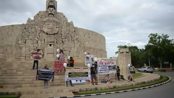 Activistas se manifiestan en el Monumento a la Patria en contra del maltrato animal Activistas se manifiestan en el Monumento a la Patria en contra del maltrato animal