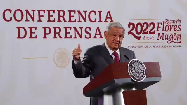 AMLO acusó a los opositores de ser retrógradas y de querer mantener la ideología de pagar por la educación.