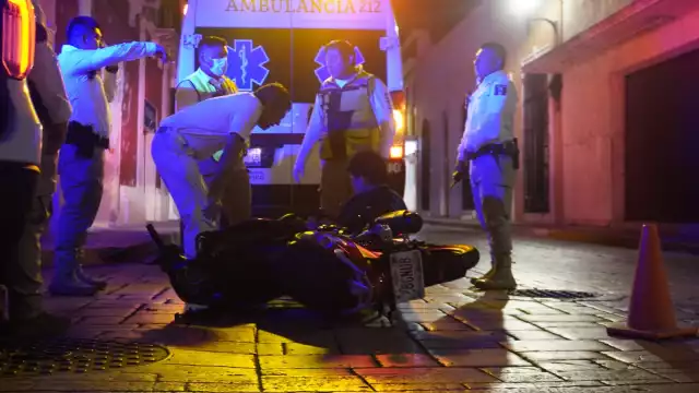 Policías y paramédicos atendieron el llamado de emergencia del motociclista.