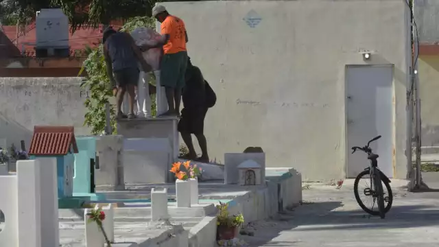Víctor Poot y Román Peraza preparan una fosa para un entierro en el cementerio general