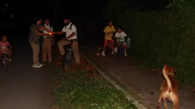 Las vialidades que conducen a la escuela secundaria “Leona Vicario”, en la colonia Cecilio Chi, están en penumbras