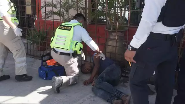 El hombre fue orillado en la banqueta para que fuera atendido