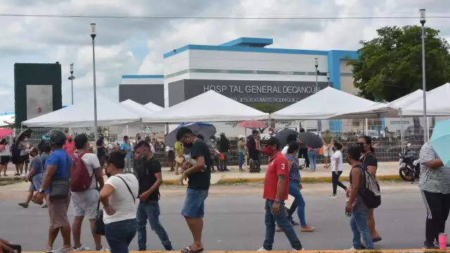 A gritos y empujones habitantes de Cancún se pelean por ser vacunados en el Hospital General