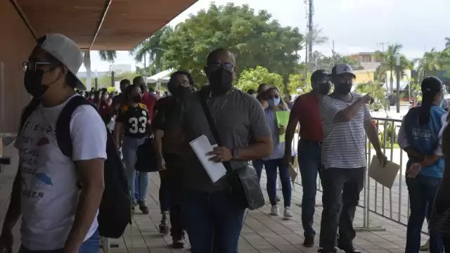 Maestros y personal administrativo recibieron el refuerzo de la farmacéutica Moderna