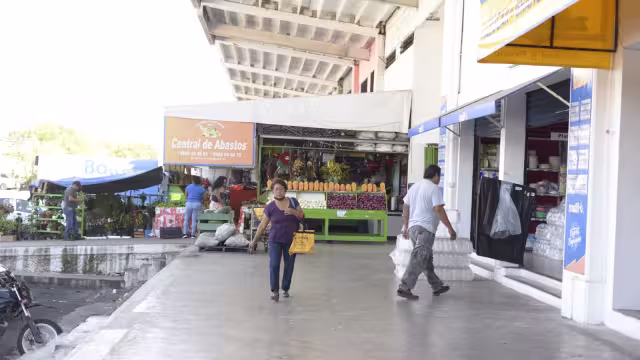 El Ayuntamiento no tiene control sobre lo que ocurre en el mercado, donde al parecer una mafia lo tiene secuestrado