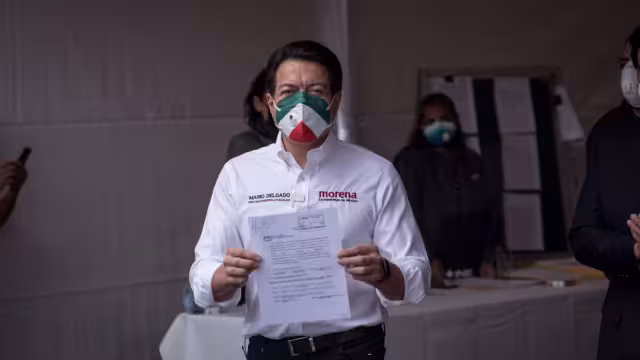 Mario Delgado acudió a registrarse ante el INE (Cuartoscuro)