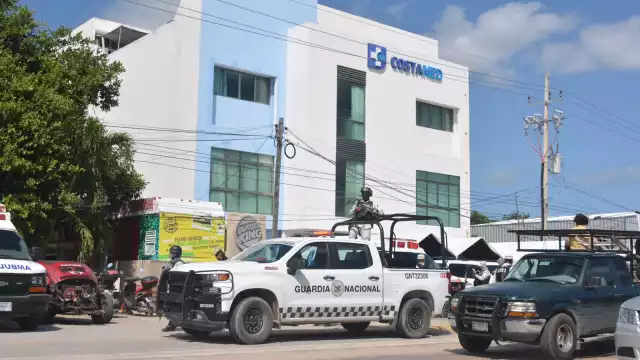 El hombre herido de bala terminó internado de urgencia en el Hospital Costamed de Tulum, donde permanece atendido debido a la herida de bala