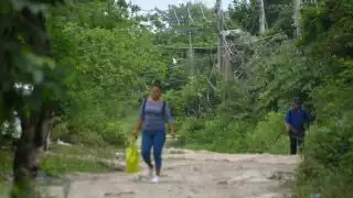 Los caminos son de terracería y están visiblemente deteriorados