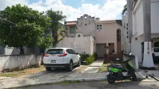Todos los días desfilan carros en el predio, de 7 a 2 de la tarde, para recoger a los niños