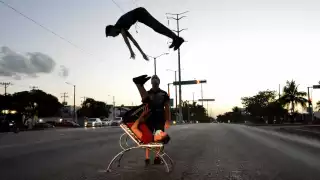 Los dos jóvenes realizan malabares al aire, quienes son supervisados por su padre