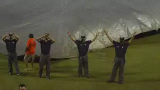 Debido a los fuertes vientos la lona monumental se cayó al campo y se decidió suspender el juego