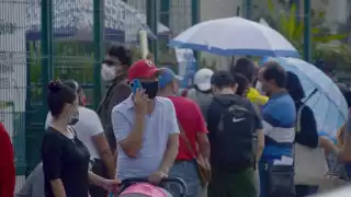 Comerciantes cerca de la clínica 14 del IMSS de la Región 94 de Cancún, aseguran que la mayoría de sus clientes hace fila para hacerse la prueba COVID