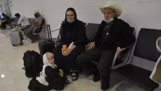 Menonitas aplazan su viaje porque no tenían los boletos completos
