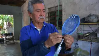 A los 18 años de edad, sus amigos, que querían ser policías o soldados, lo invitaron y convencieron de que entre con ellos a la Escuela de la Marina