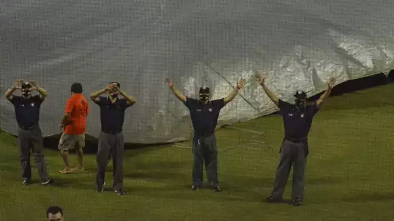 Debido a los fuertes vientos la lona monumental se cayó al campo y se decidió suspender el juego Debido a los fuertes vientos la lona monumental se cayó al campo y se decidió suspender el juego