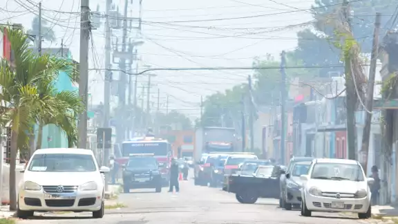 Solamente se reportaron dos bomberos que necesitaron oxígeno debido al humo Solamente se reportaron dos bomberos que necesitaron oxígeno debido al humo