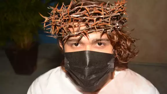 Sandoval comentó que para personificar a Jesús se preparó física, mental y espiritualmente, ya que, para él, representar al hijo de Dios es una bendición Sandoval comentó que para personificar a Jesús se preparó física, mental y espiritualmente, ya que, para él, representar al hijo de Dios es una bendición
