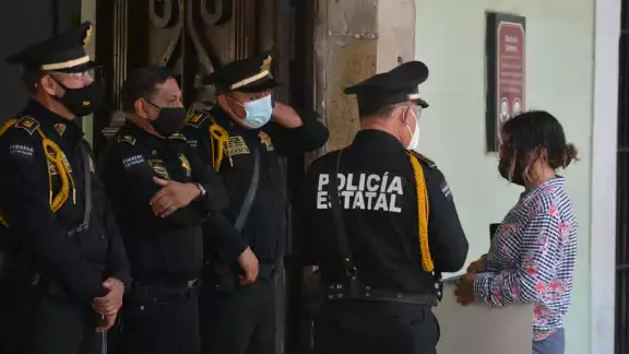 La denunciante se plantó afuera del edificio público para pedir ayuda al Gobernador, debido a que su nieta con discapacidad,
está siendo abusada por su padrastro La denunciante se plantó afuera del edificio público para pedir ayuda al Gobernador, debido a que su nieta con discapacidad,
está siendo abusada por su padrastro