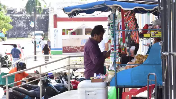 En el Estado hay 422 mil 691 personas ocupadas, 261 mil 223 trabajan de forma eventual o se sostienen con el ambulantaje, pues evaden impuestos En el Estado hay 422 mil 691 personas ocupadas, 261 mil 223 trabajan de forma eventual o se sostienen con el ambulantaje, pues evaden impuestos