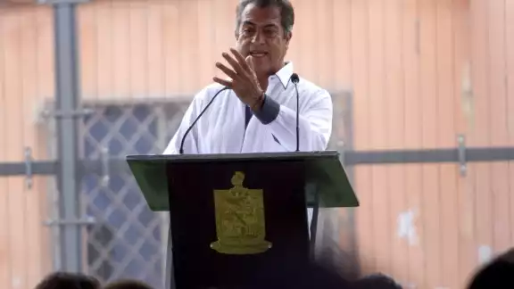 'El Bronco' hace campaña de vacunación al estilo “Matrix” 'El Bronco' hace campaña de vacunación al estilo “Matrix”