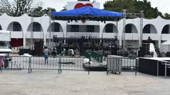 En la Plaza de la Reforma hay cientos de hombres trabajando a fin de dejar todo listo para que se realice la edición del Carnaval 2024. En la Plaza de la Reforma hay cientos de hombres trabajando a fin de dejar todo listo para que se realice la edición del Carnaval 2024.