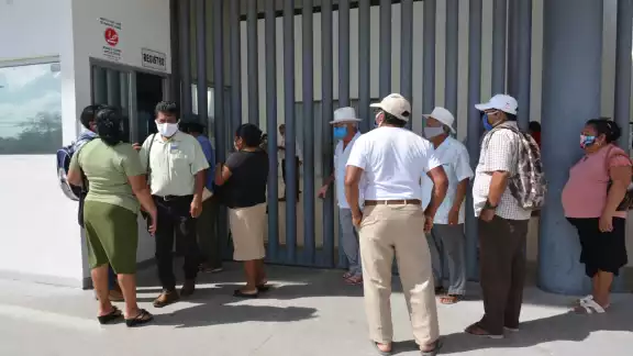 Los pobladores acudieron al Congreso del Estado para exigir que se respeten sus derechos y se acaben las irregularidades Los pobladores acudieron al Congreso del Estado para exigir que se respeten sus derechos y se acaben las irregularidades