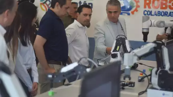 El gobernador recorrió los laboratorios de robótica de la UTM en Mérida El gobernador recorrió los laboratorios de robótica de la UTM en Mérida
