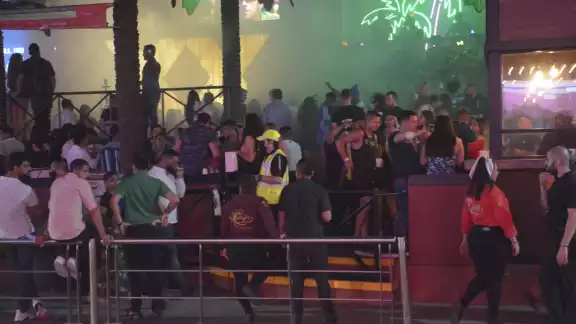 Durante la noche de este viernes, los antros de la Zona Hotelera de Cancún lucieron abarrotados, pese a las "nuevas restricciones" Durante la noche de este viernes, los antros de la Zona Hotelera de Cancún lucieron abarrotados, pese a las "nuevas restricciones"