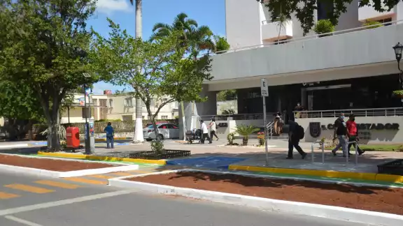 El tamaño de los arriates se puede comprobar con tan solo pasar por la zona y observar las “orejas” que se han colocado El tamaño de los arriates se puede comprobar con tan solo pasar por la zona y observar las “orejas” que se han colocado