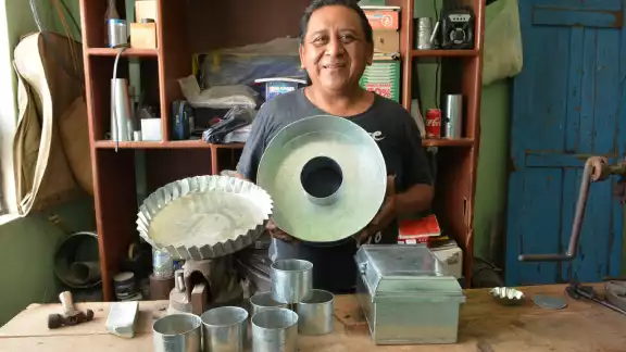 Martín Cuxim se concentra en su taller como hojalatero mientras se reactivan los eventos y vuelve hacer magia Martín Cuxim se concentra en su taller como hojalatero mientras se reactivan los eventos y vuelve hacer magia