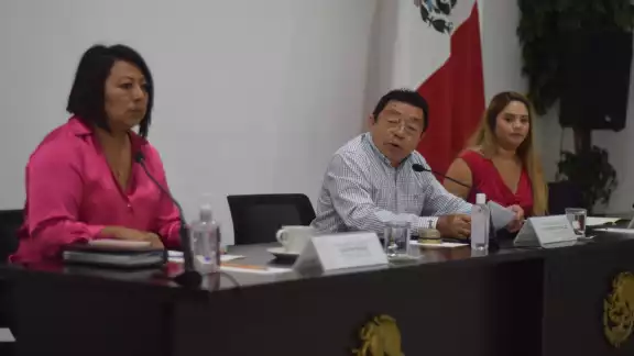 Únicamente estuvieron presentes en la sala para la reunión tres diputados locales Únicamente estuvieron presentes en la sala para la reunión tres diputados locales