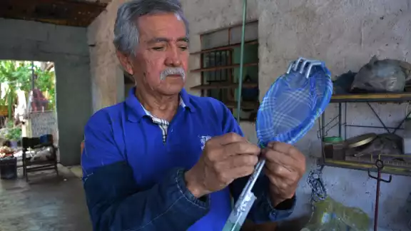 A los 18 años de edad, sus amigos, que querían ser policías o soldados, lo invitaron y convencieron de que entre con ellos a la Escuela de la Marina