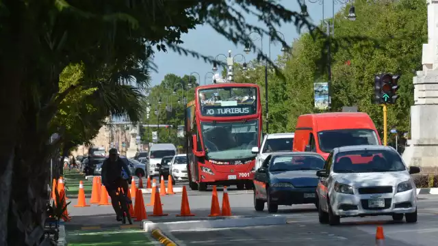 La principal queja contra la obra es que no se dejó un espacio adecuado para el descenso de turistas frente a hoteles