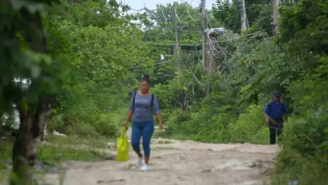 Los caminos son de terracería y están visiblemente deteriorados
