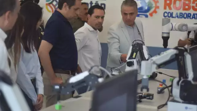 El gobernador recorrió los laboratorios de robótica de la UTM en Mérida