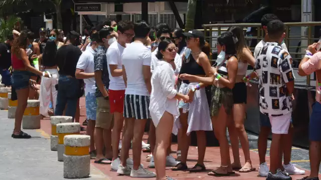La mayoría de los estudiantes guanajuatenses no portaban cubrebocas en la Zona Hotelera de Cancún