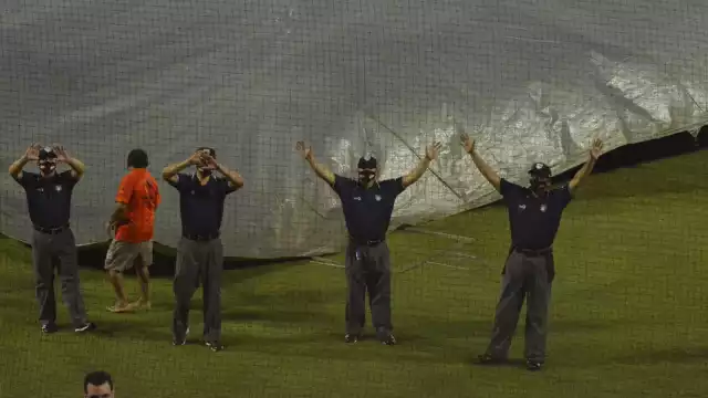 Debido a los fuertes vientos la lona monumental se cayó al campo y se decidió suspender el juego