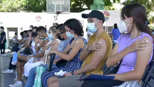 Las personas de 18 a 29 años recibieron la vacuna anticovid de la farmacéutica AstraZeneca en los módulos instalados en Cancún