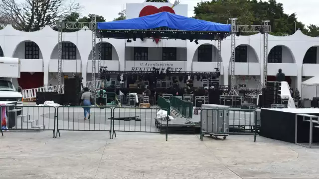 En la Plaza de la Reforma hay cientos de hombres trabajando a fin de dejar todo listo para que se realice la edición del Carnaval 2024.