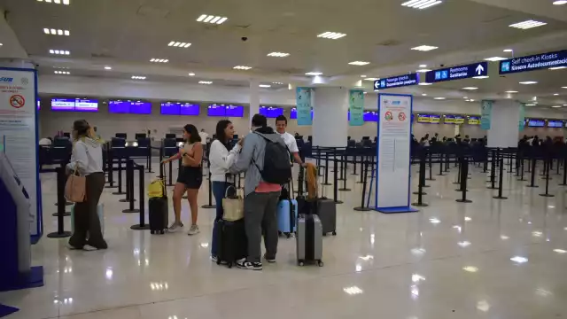 Hasta dentro del área de los comedores lucía con poca gente