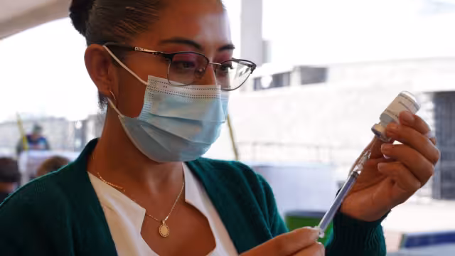 A partir del lunes 27 de diciembre, trabajadores de salud del sector público recibirán los refuerzos COVID-19