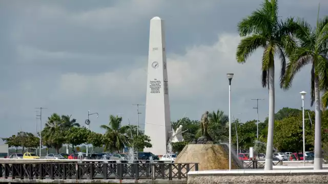 El Obelisco a la Bandera es uno de los puntos emblemáticos de Chetumal, que se ubica cerca de la bahía
