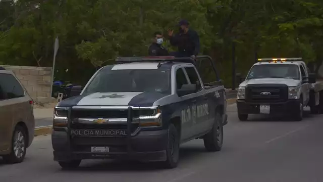 Elementos de la Policía Quintana Roo aseguraron la zona del asesinato de una mujer en Cancún en espera de la FGE Q.Roo