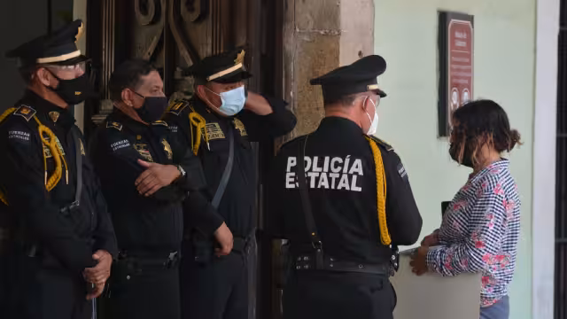 La denunciante se plantó afuera del edificio público para pedir ayuda al Gobernador, debido a que su nieta con discapacidad,
está siendo abusada por su padrastro