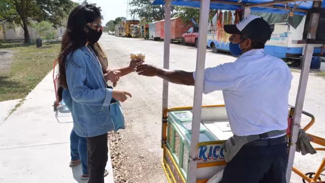 Agustín visita a su familia, en su ciudad natal Tuxtla, de 7 a 8
días al mes y el resto lo trabaja aquí en Mérida