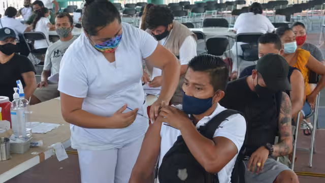 La iniciativa busca generar confianza en los visitantes, al tener a sus colaboradores inmunizados
