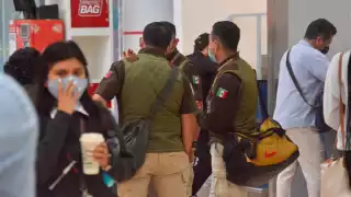 Llegan agentes de Migración al aeropuerto de Cancún tras quejas: VIDEO