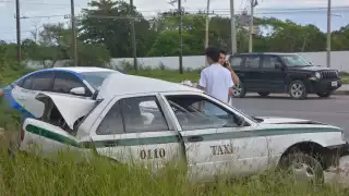 El taxi terminó con daños severos, mientras que la Van sólo tuvo daños en su costado derecho en la carretera Puerto Morelos-Cancún
